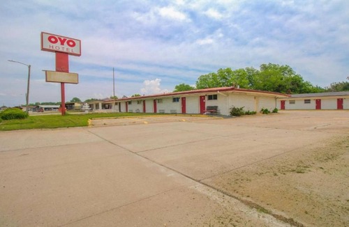 McAlester Apartment | King Bed|Smoking|McAlester OK