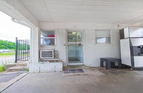 McAlester Apartment | King Bed|Smoking|McAlester OK