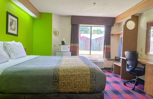 Parkway Village Apartment | King Bed | Smoking