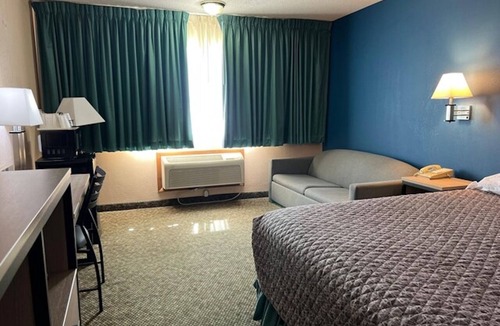 Marysville Hotel | King Bed + Sofa Bed with Free Parking | Walk to Historic Downtown & Museum
