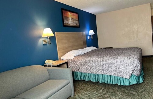 Marysville Hotel | King Bed + Sofa Bed with Free Parking | Walk to Historic Downtown & Museum
