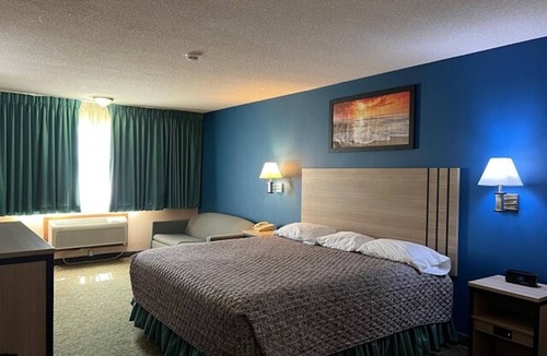 Marysville Hotel | King Bed + Sofa Bed with Free Parking | Walk to Historic Downtown & Museum