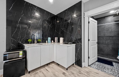 Houston Heights Apartment | King Bed & Spacious Hideaway for One or Two