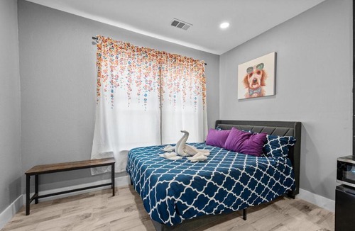 Houston Heights Apartment | King Bed & Spacious Hideaway for One or Two