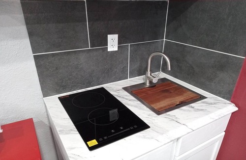 Marshall Apartment | King Bed with Kitchenette Non-Smoking