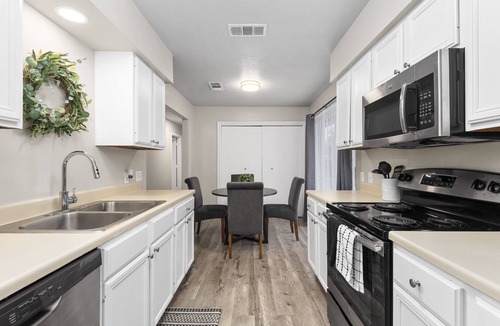 College Station House | King beds, two living rooms and plenty of parking