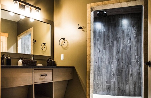 Maple Hill Hotel | King Cabin Room Kansa