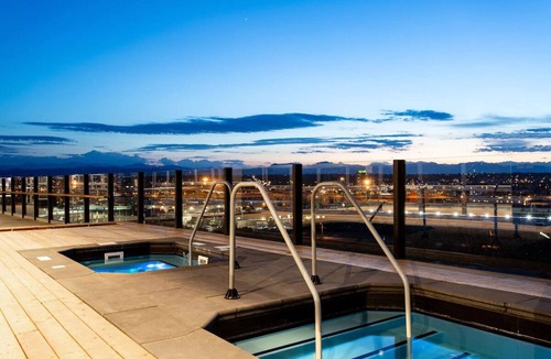 River North Art District Hotel | King Mountain View at The Source Hotel, Pets Allowed, Outdoor Pool