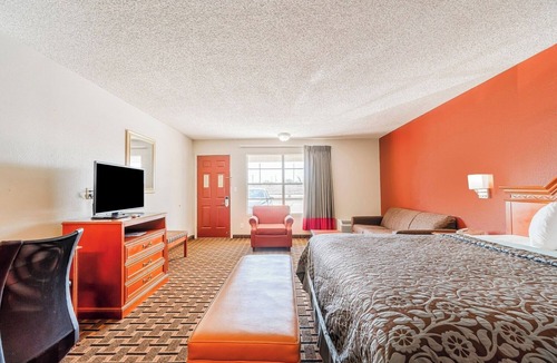 Vernon Hotel | King Room with Private Bath & Desk – Great Choice for Hwy 287 Travelers