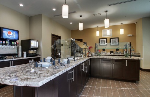 The Colony Apartment | King Studio. Free Breakfast Buffet & Pool Access.