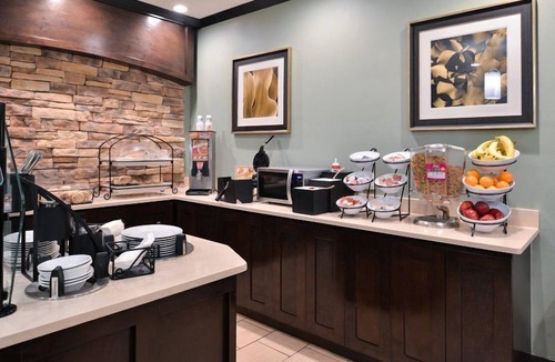 Wichita Falls Apartment | King Suite Close to Castaway Cove Water Park! Equipped Kitchen + Complimentary Breakfast