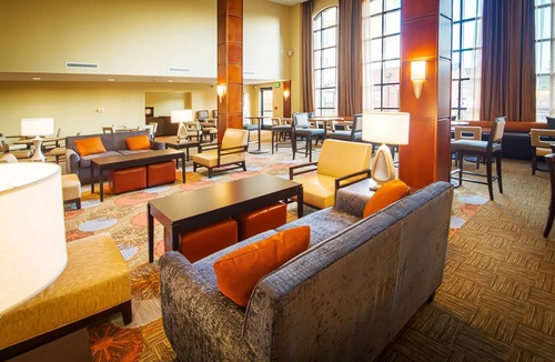 Northfield Apartment | King Suite. Free Breakfast Buffet. Pool & Gym Access. Amazing Location!