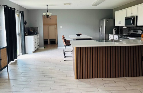 Rosenberg House | King suite- great getaway with coffeeBar-MovieRoom & lots of space at CasaTowers