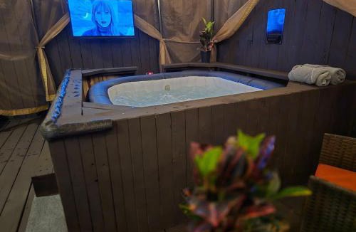 Woodlake - Briar Meadow House | King Suite Retreat Jacuzzi Private Deck 3BR