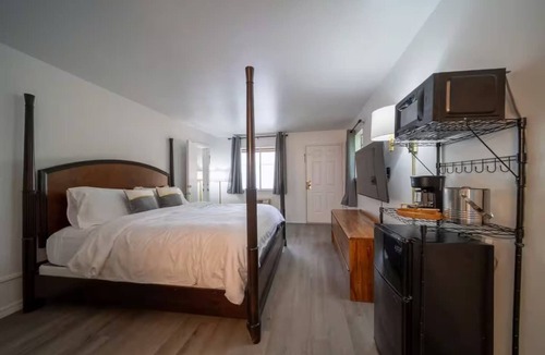 Eureka Springs Historic District Hotel | King Suite Room #17 at Glory Dayz!