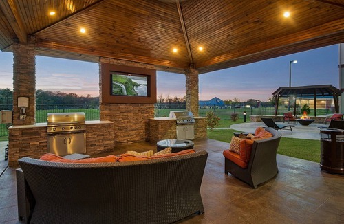 Longview Condo | King Suite w/Roll-in Shower. Free Breakfast. Indoor Pool.
