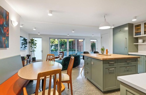 Wallingford House | King Suite with Cook's Kitchen Near UW & Lake Union 20 mins to Stadiums
