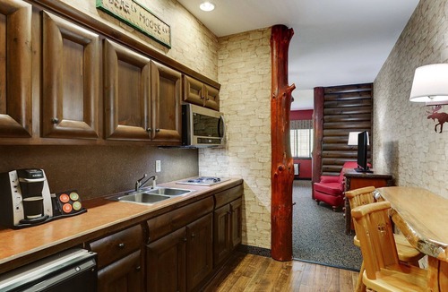 Columbia Hotel | Kitchen & Closet! Expanded Queen, Stoney Creek Columbia | 3 Units