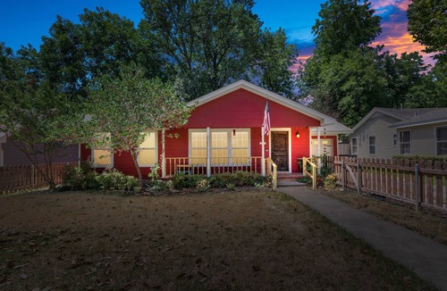 Austin Ave. House | La Casa Roja - Pet-Friendly - 3BR Home - Walk to Castle & Downtown Waco