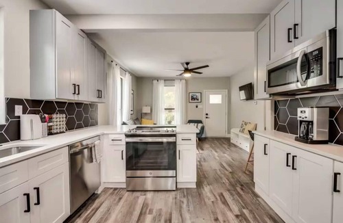 Denton House | La Casita -Modern cozy comfort near Downtown, UNT&TWU/Pet friendly - FENCE FIXED