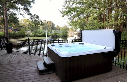 Mid America House | La Isla at Hamilton Cove, A water's edge Experience, private Island, Sleeps 30!