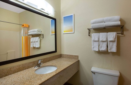 Lincoln Hotel | La Quinta Inn by Wyndham Lincoln, Nebraska
