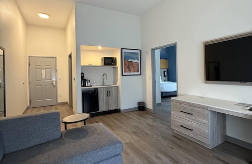 Northeast Heights Hotel | La Quinta Inn & Suites by Wyndham Albuquerque Midtown
