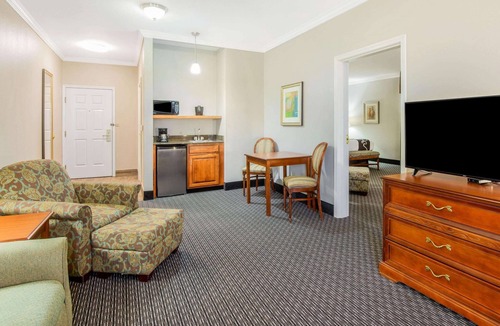 Gainesville Hotel | La Quinta Inn & Suites by Wyndham Gainesville