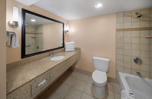 Medical Center District Hotel | La Quinta Inn & Suites by Wyndham San Antonio Medical Ctr NW