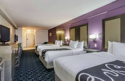 Waldron Hotel | La Quinta Inn & Suites by Wyndham Kansas City Airport