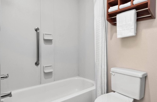 Midwest City Hotel | La Quinta Inn & Suites by Wyndham Midwest City - Tinker AFB
