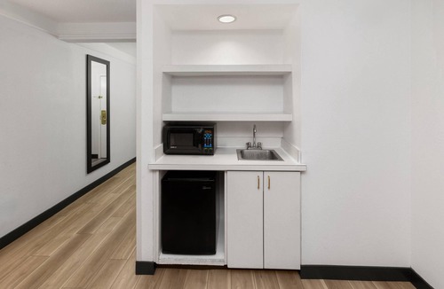 Shearer Hills - Ridgeview Hotel | La Quinta Inn & Suites by Wyndham San Antonio Airport
