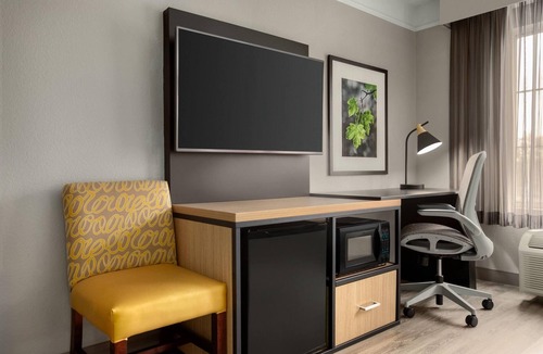South Arlington Hotel | La Quinta Inn & Suites by Wyndham Dallas Arlington South