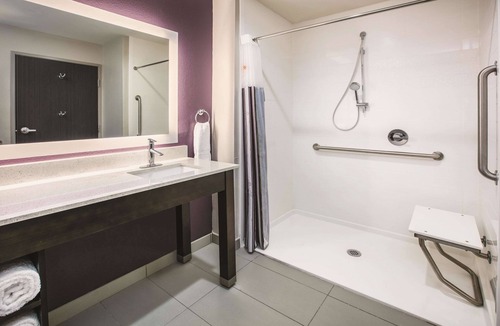 Park Central Hotel | La Quinta Inn & Suites by Wyndham Dallas - Richardson