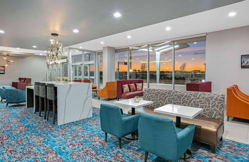 Euless Hotel | La Quinta Inn & Suites by Wyndham DFW Airport West-Glade