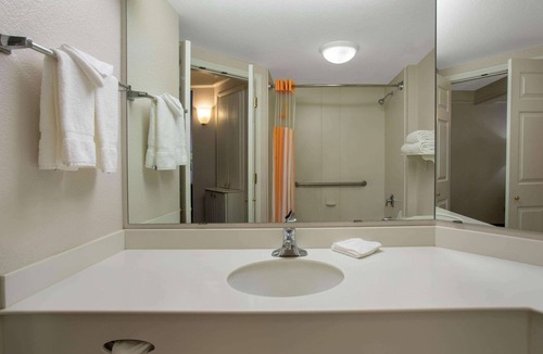 Lakewood Hotel | La Quinta Inn & Suites by Wyndham Denver Southwest Lakewood