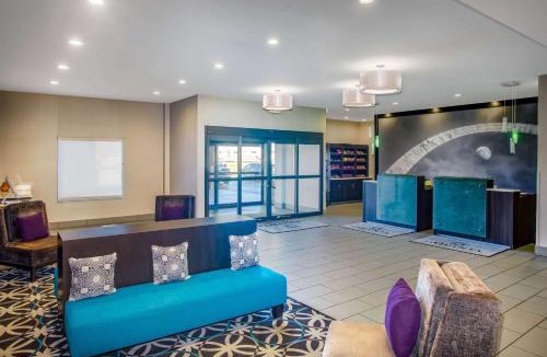 Mitchell Hotel | La Quinta Inn & Suits by Wyndham Pontoon Beach IL