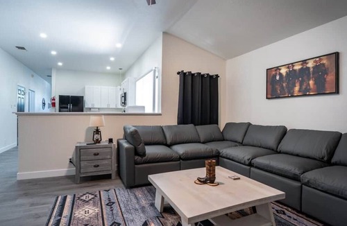 Heritage House | Lackland/SeaWorld/King Bed/EV Charger: Old Western Charm