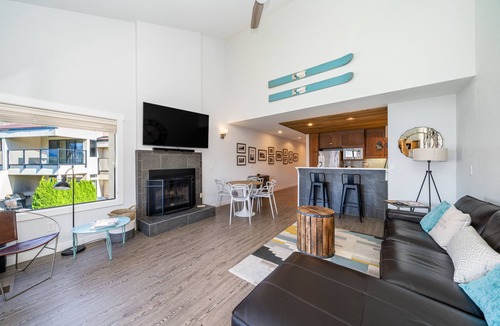 Chelan Condo | Lake Chelan Shores Blue Water Escape - Close to Beach and Amenities!