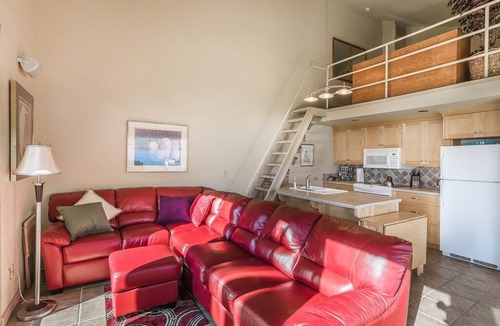 Chelan Condo | Lake Chelan Shores Lake Escape - Close to Waterfront and Pool!