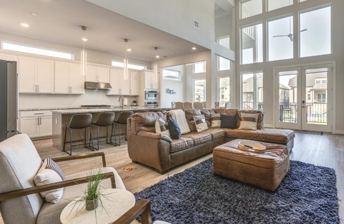 French Quarter House | Lake Conroe Oasis: Chef's Kitchen & Boat Dock