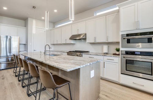 French Quarter House | Lake Conroe Oasis: Chef's Kitchen & Boat Dock