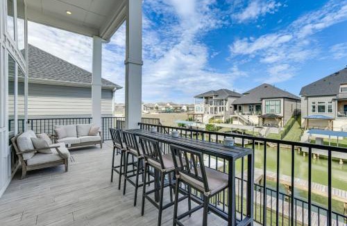 French Quarter House | Lake Conroe Oasis: Chef's Kitchen & Boat Dock
