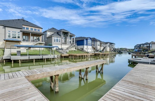 French Quarter House | Lake Conroe Oasis: Chef's Kitchen & Boat Dock