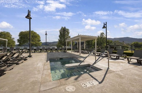 Oroville House | Lake Cottage @ Veranda Beach