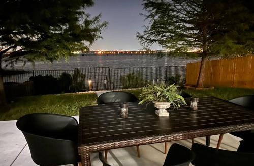 Grand Prairie House | Lake Front Home, around 15 minutes drive to AT&T and Epic Water