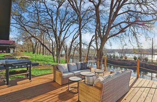 Dennis House | Lake Granbury House, Sleeps 11 with Lake Access!