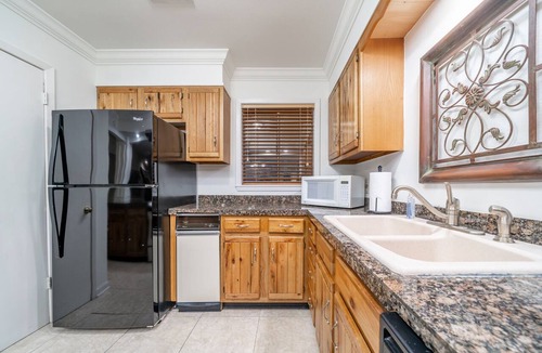 Lake Hamilton Condo | Lake Hamilton Condo - Sleeps 4, Pool, and Hot Tub!
