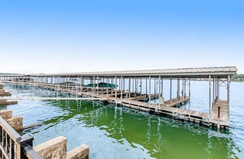 Lake Hamilton Apartment | Lake Hamilton Haven: Top-Floor Condo with Boat Slip, Pool & Pickleball