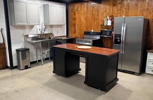 Clinton Cabin | Lake house minutes from the boat dock w/attached garage for boats or vehicles